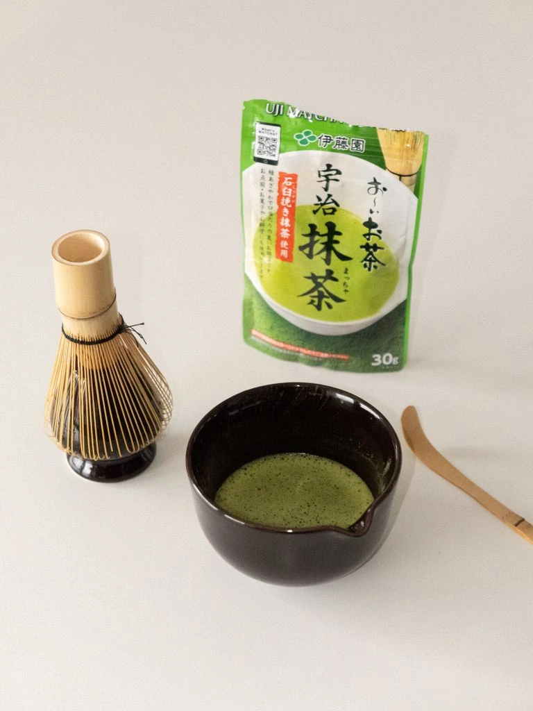 秋光の茶室、畳の上の茶碗